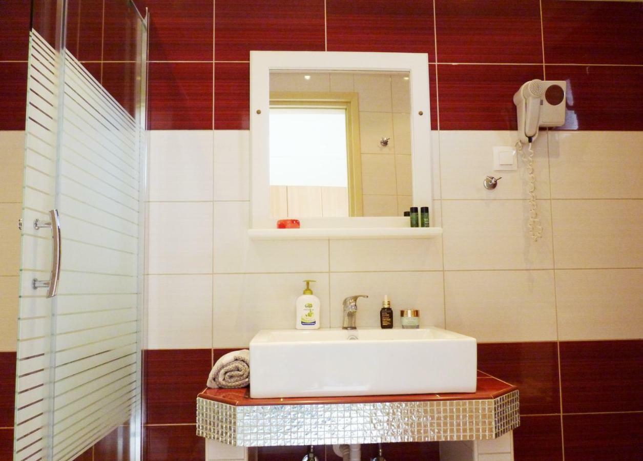 Yannis Apartments Afytos Bagian luar foto