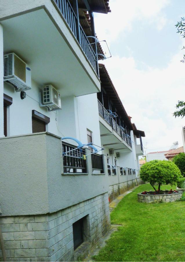 Yannis Apartments Afytos Bagian luar foto